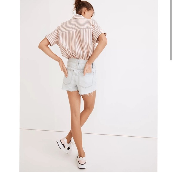 Madewell Relaxed Denim Shorts in Light Wash - Picture 3 of 10